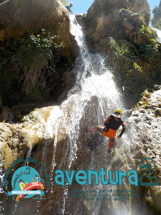Grupo practicando barranquismo con Aventura2 en Jaén