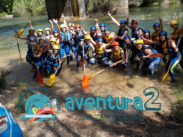Grupo disfrutando de la actividad de rafting en Jaén con Aventura2