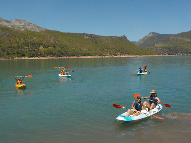 Grupo en ruta de kayak con Aventura2 en Jaén